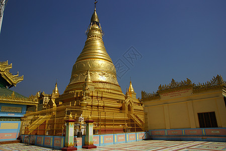 在缅甸曼德勒附近的高原山上的金色庙宇场景宝塔寺庙建筑学遗产旅行雕像艺术旅游金子图片