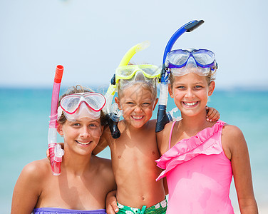 海滩上三个快乐的孩子风镜蓝色潜水海滨微笑假期闲暇热带浮潜天空图片