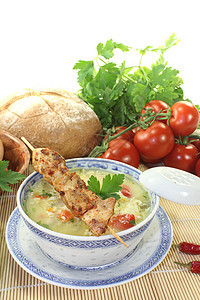 亚洲鸡汤和面条韭菜汤面黄色鸡肉食物餐巾萝卜盘子香菜肉汤图片