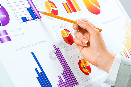 在财务图表中用铅笔指着女性手经济办公室经理议程职业男性就业营销手指研讨会图片