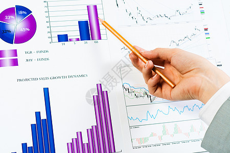 在财务图表中用铅笔指着女性手文档公司数据男性办公室经济学工作讨论营销简报图片
