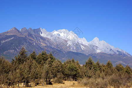 中国云南省里江玉龙雪山 李江风景环境活动顶峰天空阳光旅游旅行全景晴天图片