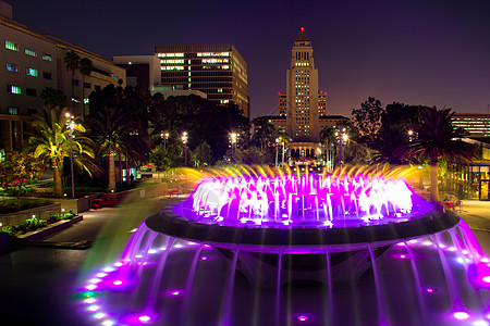 洛杉矶市政厅 从大公园里看到摄影喷泉水平城市优雅建筑风光摩天大楼都市运动图片