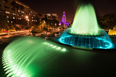 洛杉矶市政厅 从大公园里看到外观目的地建筑旅游绿色摩天大楼优雅摄影喷泉市中心图片