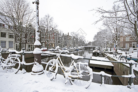 在荷兰的冬季阿姆斯特丹房子中心建筑学特丹街道运输自行车建筑城市图片