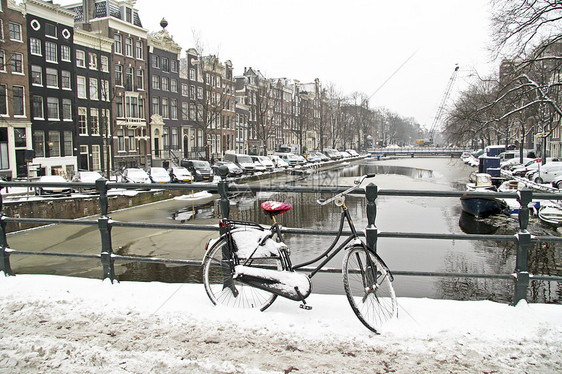 荷兰阿姆斯特丹的雪地自行车运输建筑房子首都建筑学特丹历史城市图片