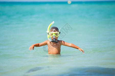 海滩上快乐的男孩假期蓝色潜水旅行享受热带呼吸管面具幸福乐趣图片