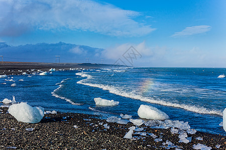 沙滩上的冰块黑沙冰山融化天空寒冷运动蓝色海滩海岸线山脉图片