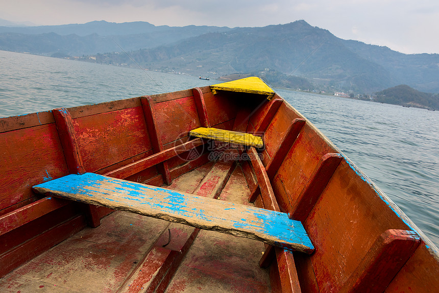 波克拉Phewa湖的Barque水电风景地形红色环境运输淡水座位山脉旅游图片