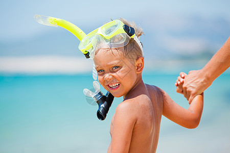 海滩上快乐的男孩乐趣微笑蓝色天空活动孩子们享受海洋潜水热带图片