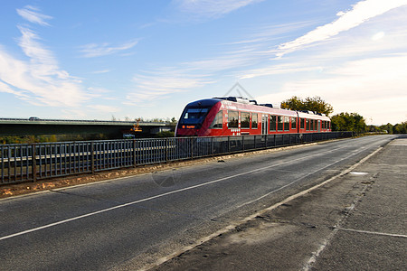 Levensauer 高桥蓝色绿色橙子天空衬套天际铁路交通火车棕色背景图片