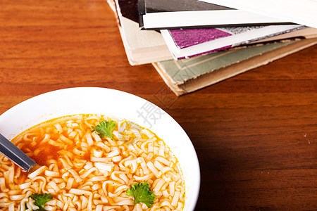 碗加汤和意大利面饮食餐厅蔬菜肉汤猪肉辣椒烹饪盘子美食筷子图片