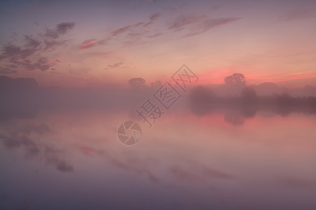 日出时在湖上弥漫浓雾图片