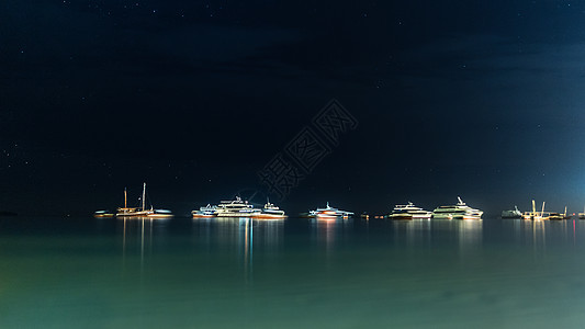 桑给巴尔海岸附近停泊的船舶天空热带海洋木船海岸场景旅行图片