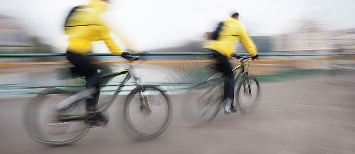 城市公路上的骑自行车的人踏板道路运动汽车城市骑士头盔交通街道男人图片