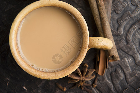 马萨拉沙伊粉红色树叶小豆蔻牛奶礼仪红茶玻璃杯叶子香菜肉桂图片