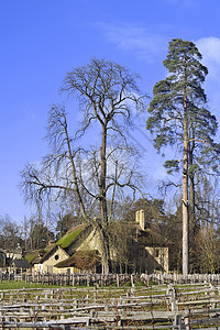 在凡尔赛城堡的公园建筑学旅游小屋历史女王花园旅行村庄乡村随从图片