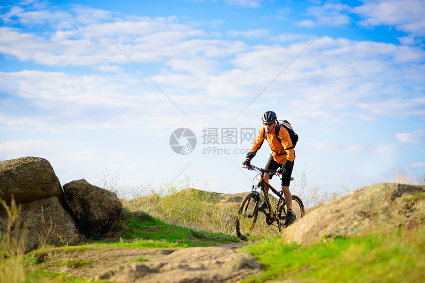 在美丽的山道上骑自行车的赛车女运动员爬坡男人活动男性骑士男生乐趣娱乐运动速度图片