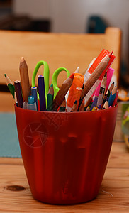彩色铅笔艺术红色剪刀桌子爱好背景图片