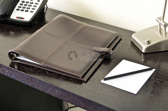 桌面上的文件夹日记棕色备忘录皮革办公室酒店木头商业边界软垫图片