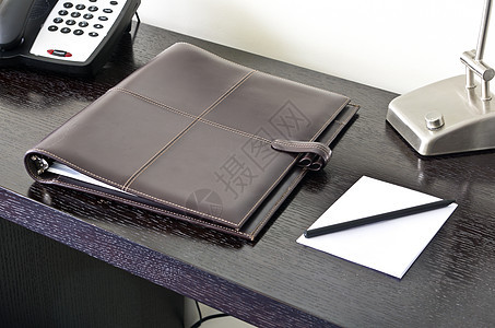 桌面上的文件夹工作簿执行软垫皮革备忘录办公室笔记桌子棕色商业图片