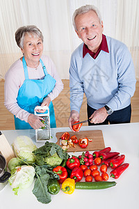 高级夫妇 切菜蔬菜微笑高架男性女性男人烹饪夫妻生活房子午餐图片