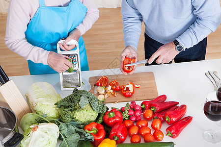 高级夫妇 切菜蔬菜女士夫妻帮助厨房烹饪围裙食物男性午餐生活图片