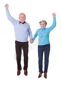 喜悦中老年夫妇跳跃的肖像享受老年夫妻女性成功工作室男性男人成人女士图片