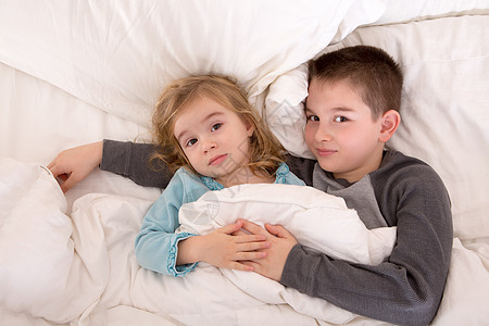 在床上躺着的弟弟和妹妹 充满激情图片