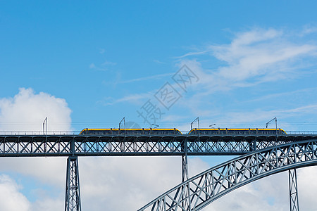 桥运输蓝色基础设施地标城市单轨技术电车车辆乘客图片