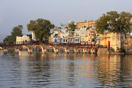 印度拉贾斯坦邦Udaipur市城宫建筑群建筑孔雀蓝色地标旅行城市纪念碑建筑学反射文化图片