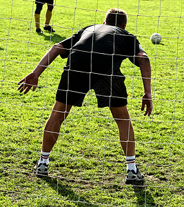射在网后面的目标播放器球员守门员裙子运动男人游戏闲暇集体足球图片
