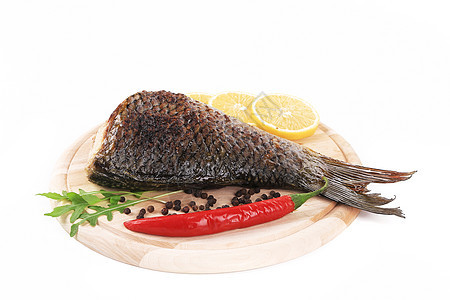 木盘上的炸肉午餐黄色鲤鱼美食蔬菜方案辣椒海鲜食物棕色图片