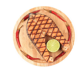 木制盘子上的牛排海鲜鱼片正方形拼盘条纹食谱蔬菜辣椒粉色木头图片