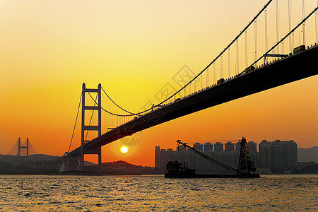 日落时的现代桥梁速度天空蓝色街道辉光运动旅行城市车辆汽车图片