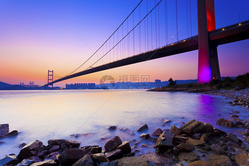 海岸沿岸现代桥日落图片