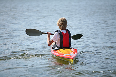 在湖边登山口的皮艇上的年轻人女孩地平线孩子们运动闲暇太阳喜悦竞赛晴天乐趣图片