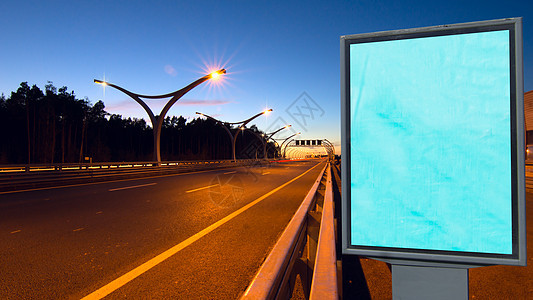 夜间高速公路上的大型空广告牌图片