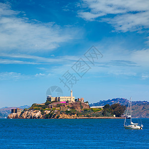 旧金山湾加利福尼亚州Alcatraz岛监狱建筑学景点博物馆海岸灯塔旅行建筑岩石天空帆船图片