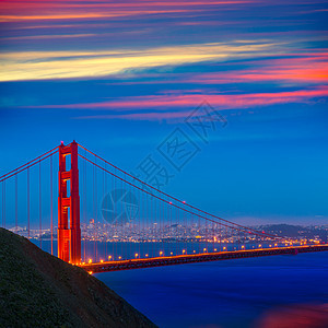 旧金山金门大桥日落 加利福尼亚工程城市天空反射景观海洋电缆汽车市中心旅行图片