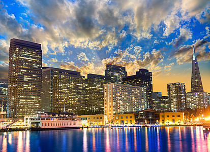 来自加州7号码头的 旧金山日落天空天际城市地标建筑学日落假期市中心反射建筑物蓝色图片