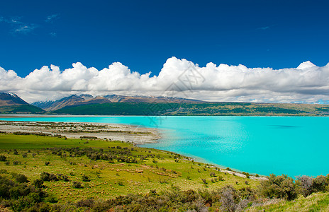 普卡基湖日光岩石天蓝色支撑旅游风景草地远景蓝色冰川图片