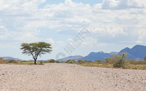 纳米比亚的碎石路地形风景碎石晴天场景蓝色爬坡纳米布岩石环境图片