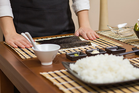 黄瓜木耳女厨师准备准备做日本寿司卷午餐美食饮食女性海鲜女士食物海藻鱼片大豆背景