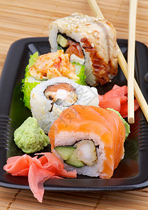 黄瓜木耳Maki 寿司套件黄瓜草席鳗鱼烟熏海鲜餐垫绿色美食家饮食螃蟹背景