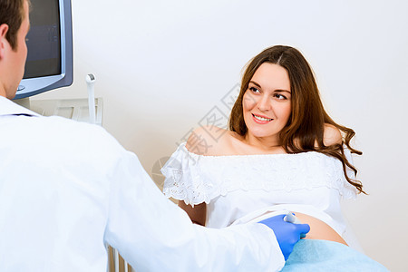 接受医生诊治的怀孕妇女婴儿微笑咨询测量顾问病人夫妻考试医师腹部图片
