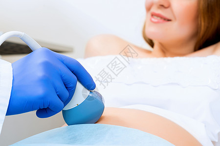 手和腹部超声波扫描仪母亲药品医生家庭成人说谎怀孕生活医院保健图片