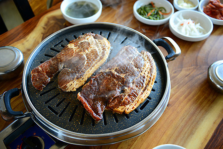 韩国烧烤桌子餐厅牛肉猪肉烧烤架烹饪文化食物蔬菜图片