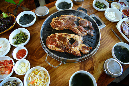 韩国烧烤桌子豆芽烹饪餐厅牛肉食物文化猪肉蔬菜烧烤架图片