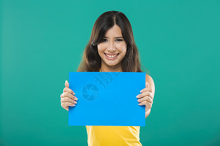 持有蓝纸女孩木板卡片蓝色营销女性微笑快乐幸福展示背景图片
